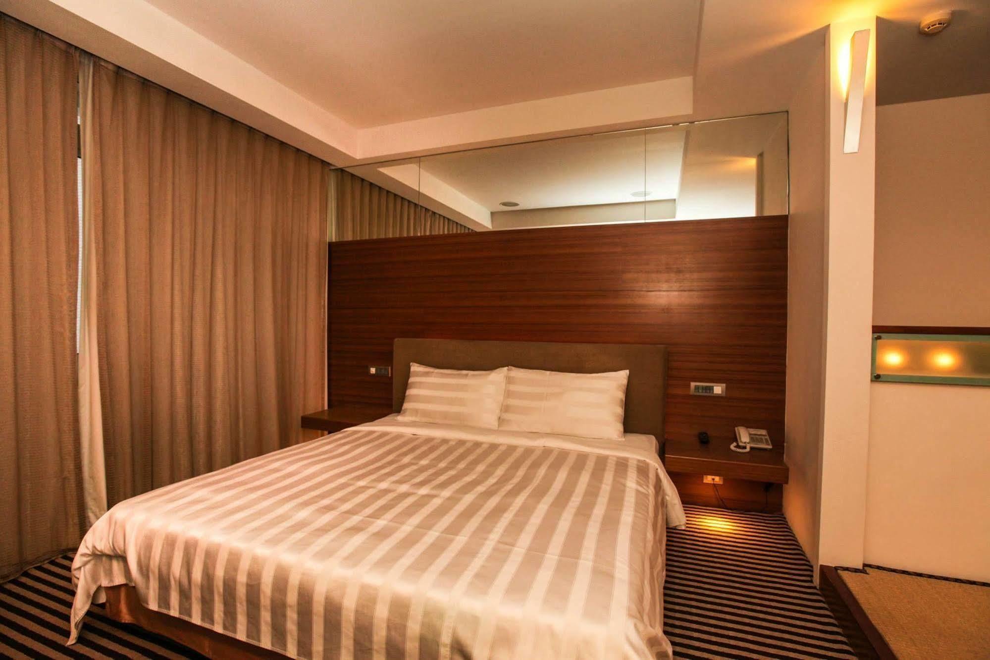 Edinburgh Motel Tainan Luaran gambar