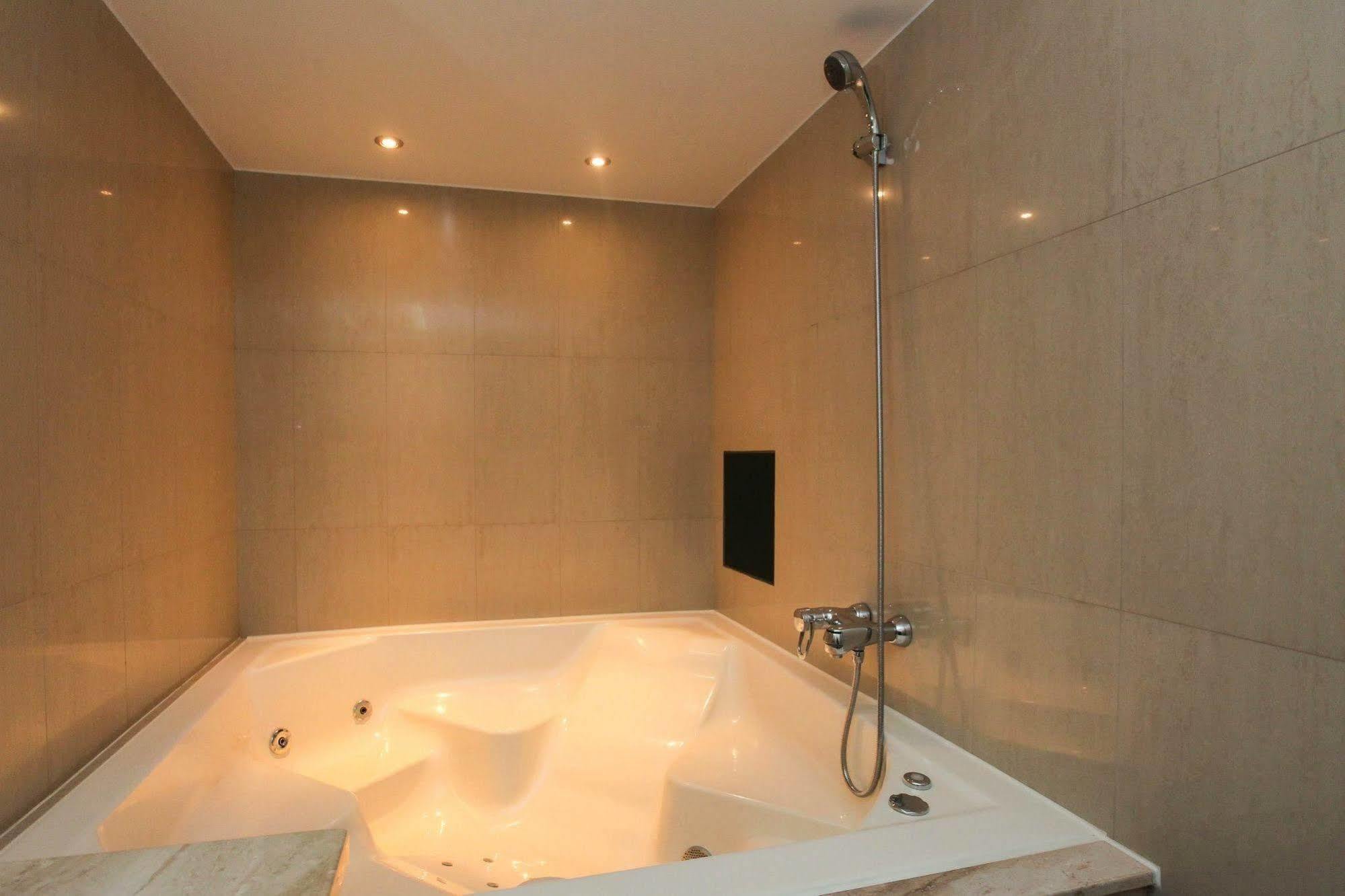 Edinburgh Motel Tainan Luaran gambar